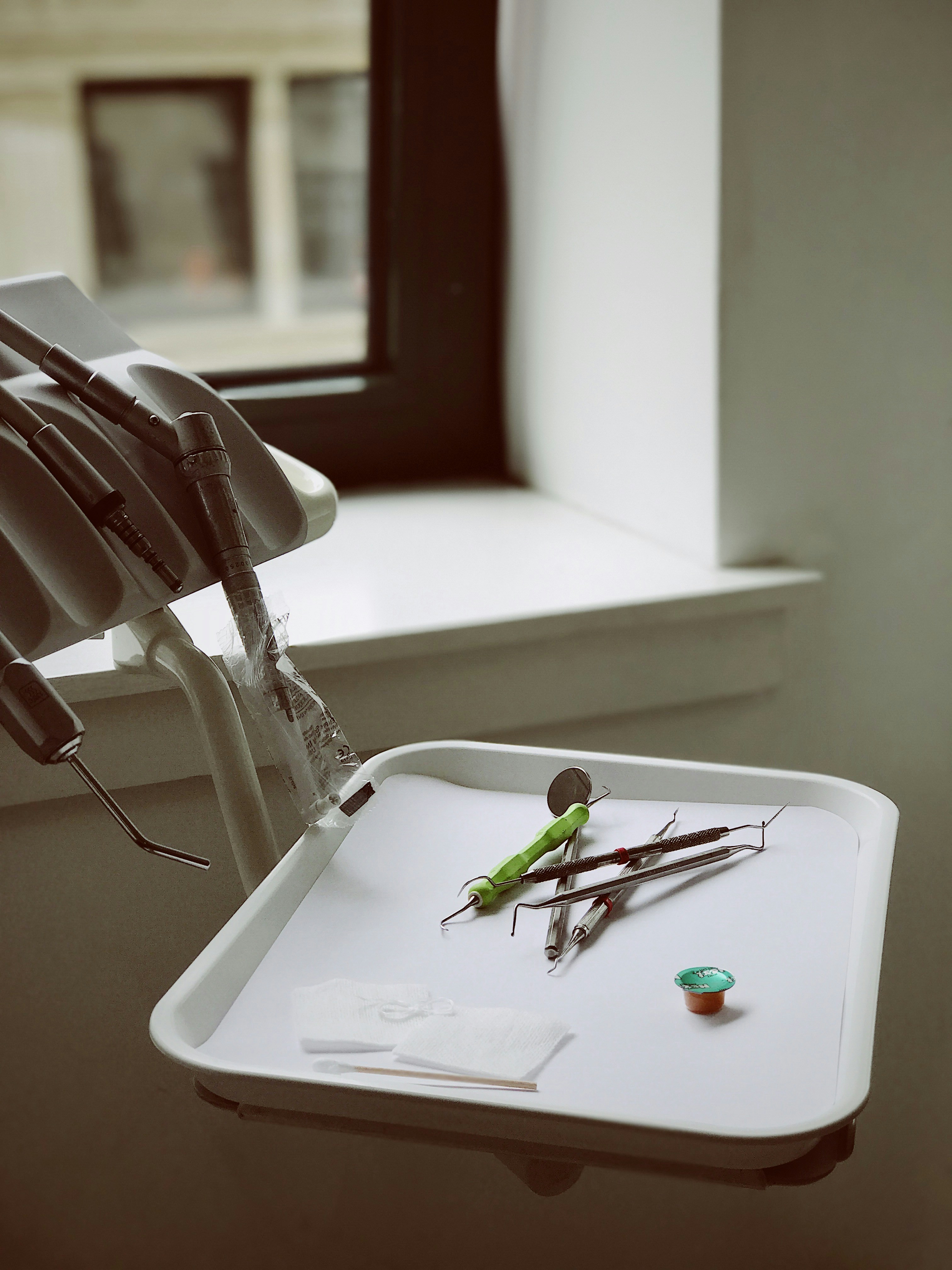Paciente relajado y sonriente en la consulta de Dentikos Orihuela