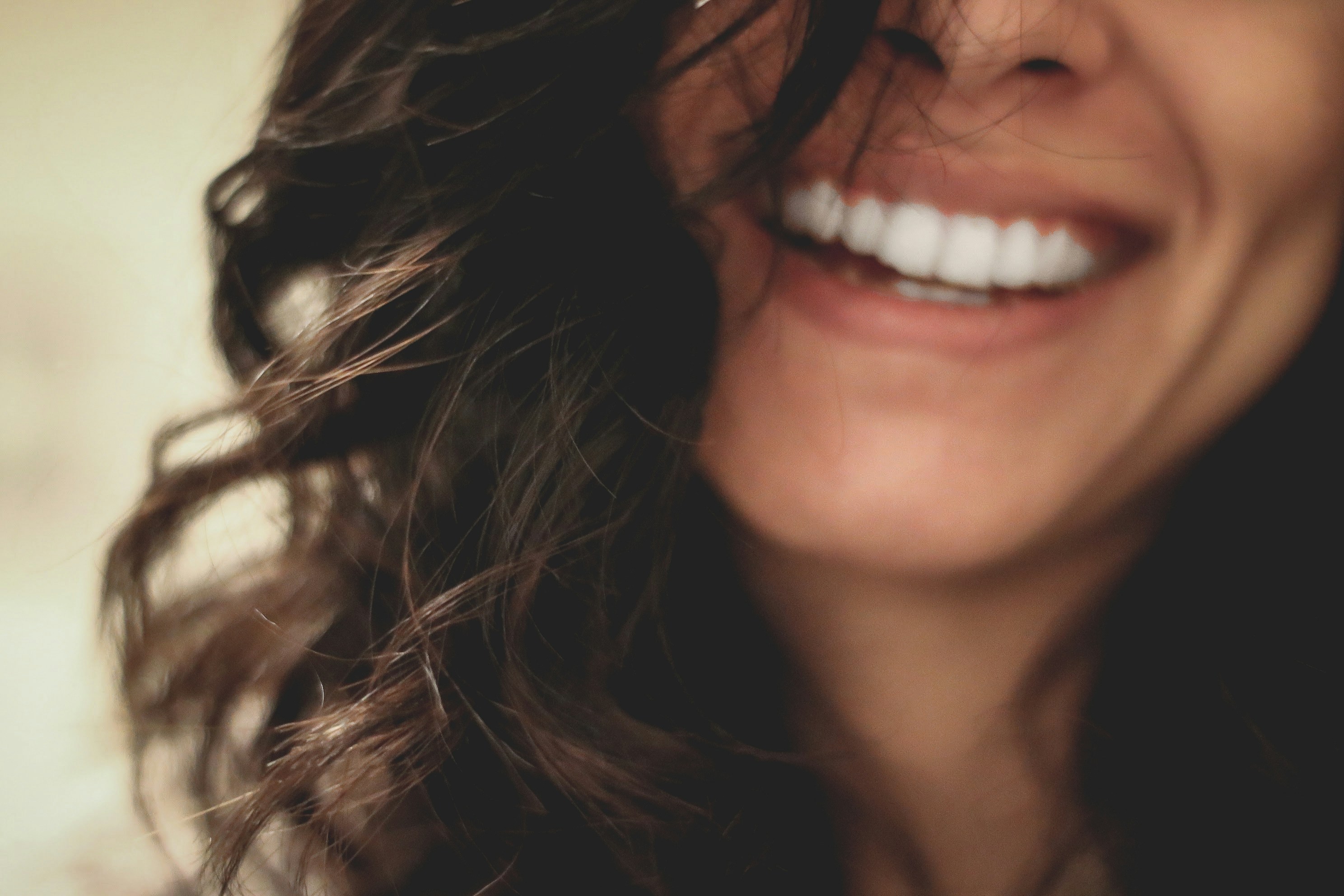 Mujer cuidando su salud dental